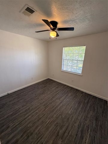 605 Northbend Drive, Baytown, TX 77521