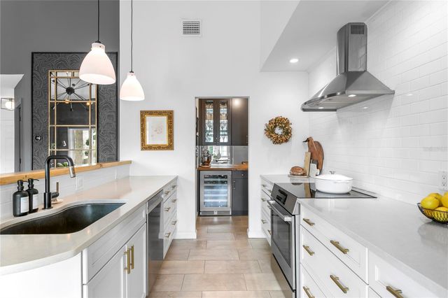 1649 W SNOW CIRCLE E203, Tampa, FL 33606