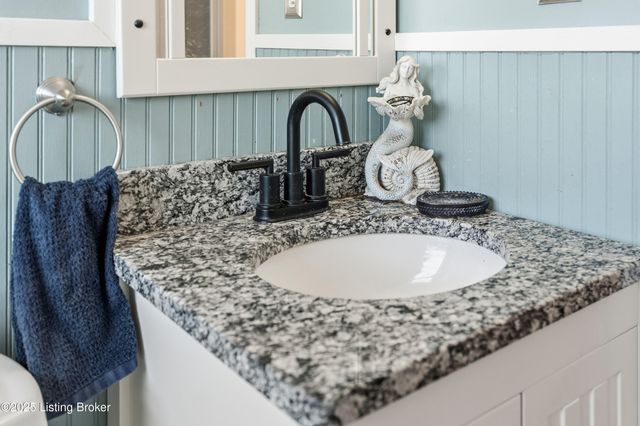 660 Blossom Rd, Louisville, KY 40229