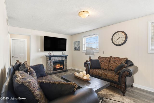 660 Blossom Rd, Louisville, KY 40229