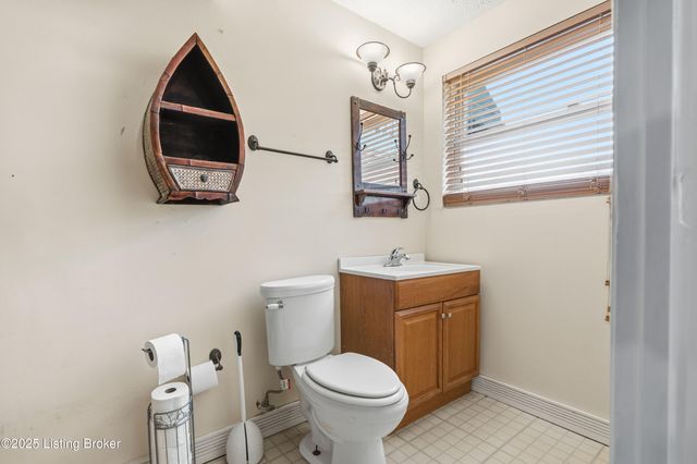 660 Blossom Rd, Louisville, KY 40229