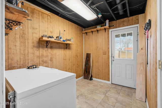 660 Blossom Rd, Louisville, KY 40229