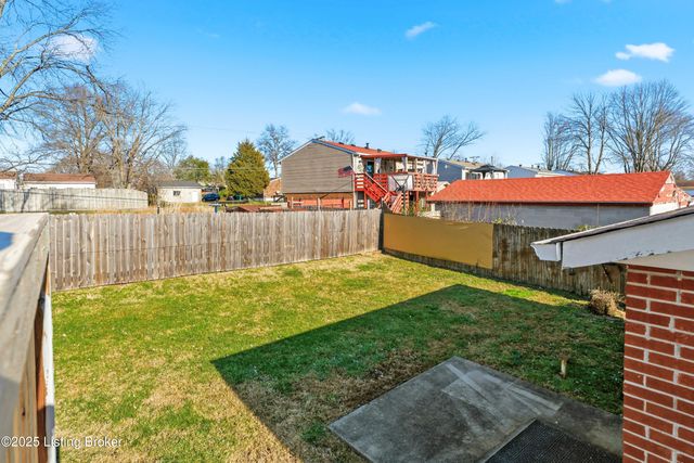 660 Blossom Rd, Louisville, KY 40229