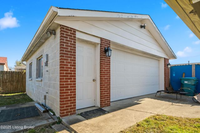 660 Blossom Rd, Louisville, KY 40229