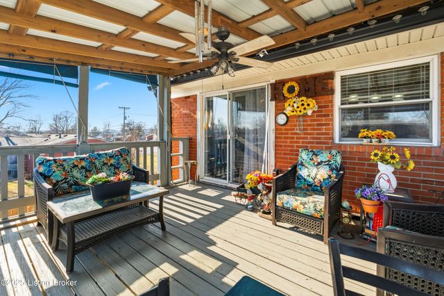 660 Blossom Rd, Louisville, KY 40229