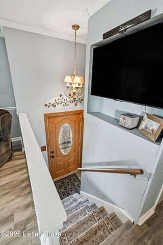 660 Blossom Rd, Louisville, KY 40229