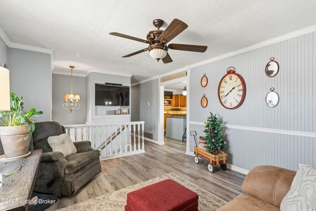 660 Blossom Rd, Louisville, KY 40229