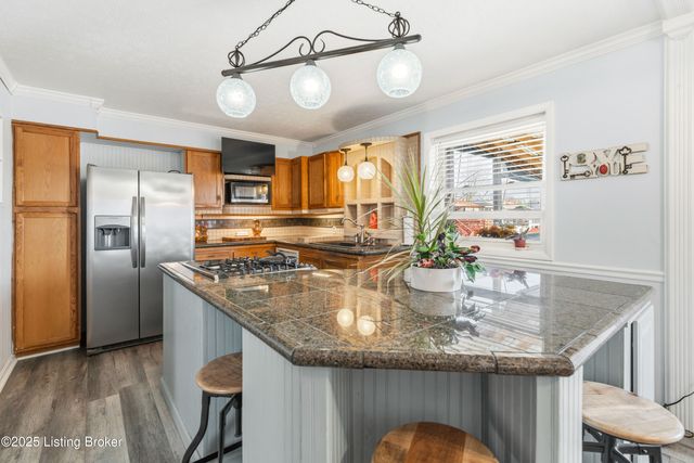 660 Blossom Rd, Louisville, KY 40229