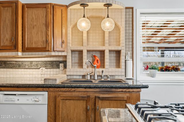 660 Blossom Rd, Louisville, KY 40229