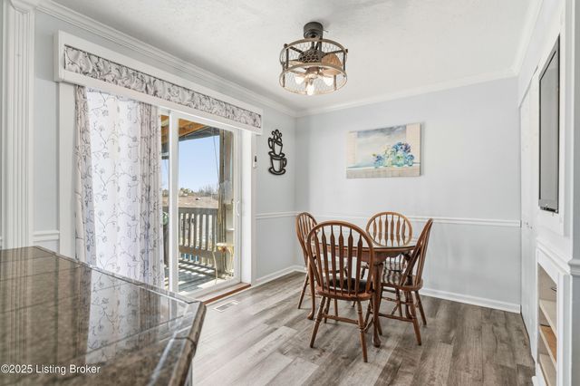 660 Blossom Rd, Louisville, KY 40229