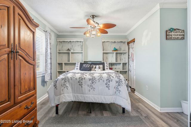 660 Blossom Rd, Louisville, KY 40229