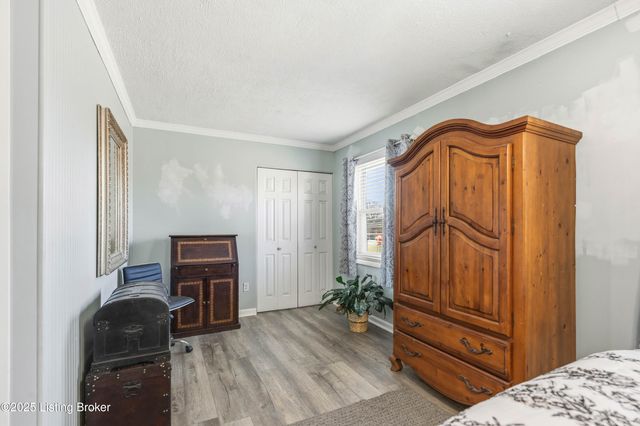 660 Blossom Rd, Louisville, KY 40229