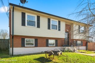 660 Blossom Rd, Louisville, KY 40229