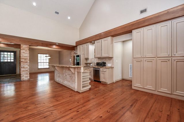 1240 Bingle Road, Spring Valley Village, TX 77055