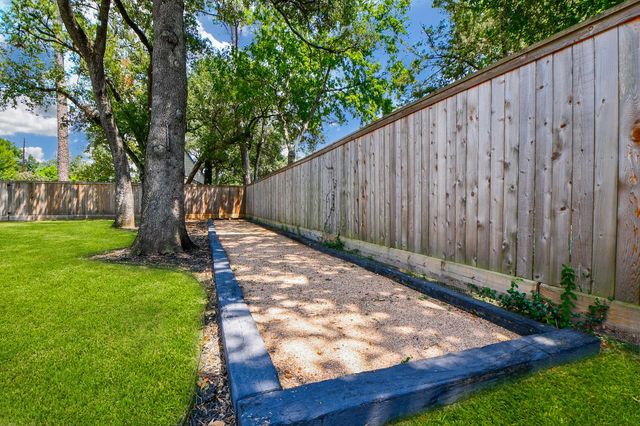 1240 Bingle Road, Spring Valley Village, TX 77055