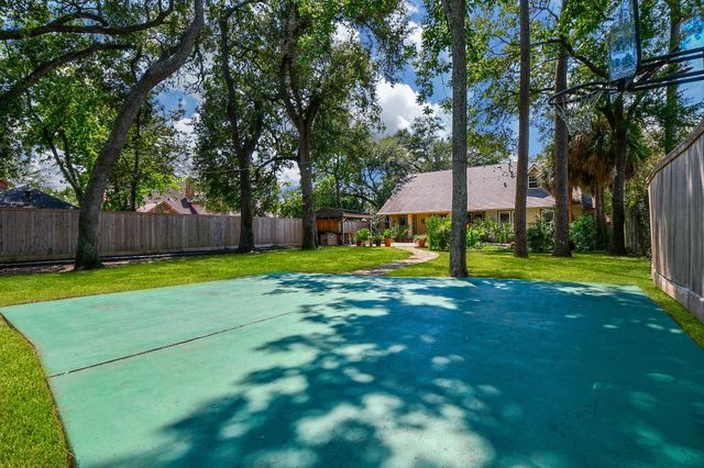 1240 Bingle Road, Spring Valley Village, TX 77055