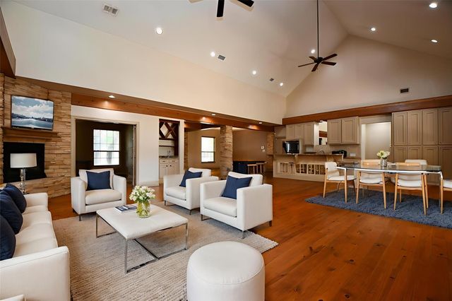 1240 Bingle Road, Spring Valley Village, TX 77055