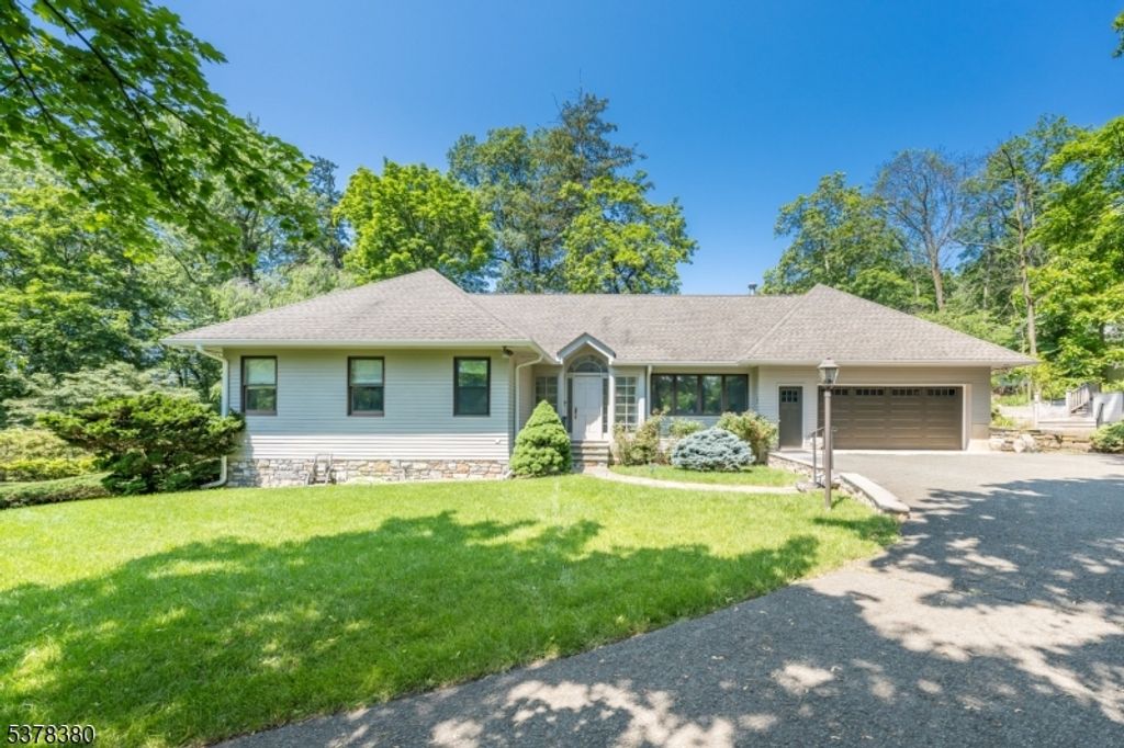 31 Evergreen Ln, Watchung Boro, NJ 07069