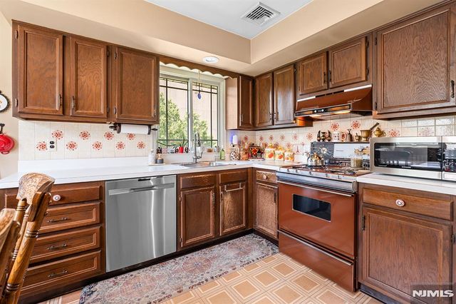 2 Violet Court, Bergenfield, NJ 07621