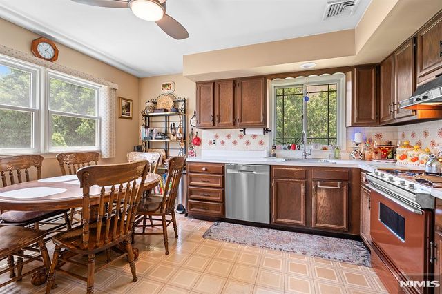 2 Violet Court, Bergenfield, NJ 07621