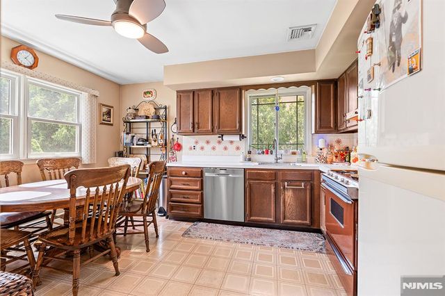2 Violet Court, Bergenfield, NJ 07621