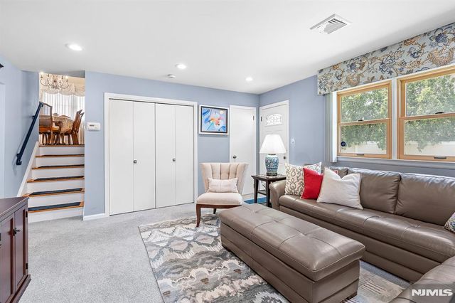 2 Violet Court, Bergenfield, NJ 07621