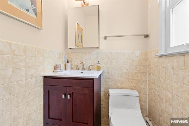 2 Violet Court, Bergenfield, NJ 07621