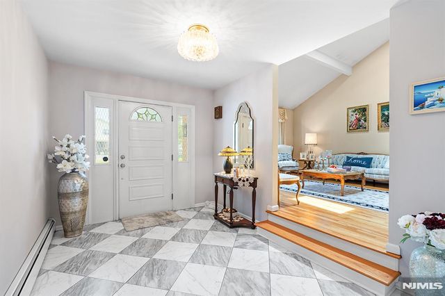2 Violet Court, Bergenfield, NJ 07621