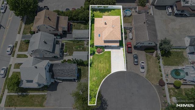 2 Violet Court, Bergenfield, NJ 07621