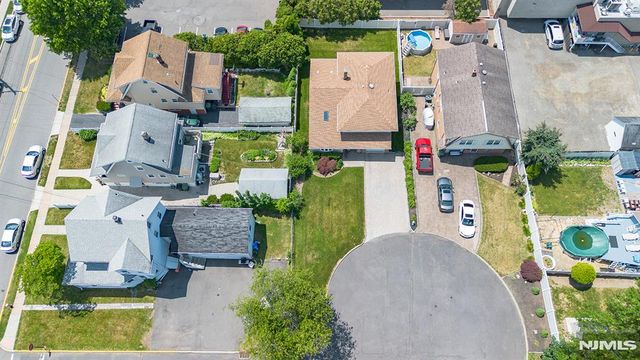 2 Violet Court, Bergenfield, NJ 07621
