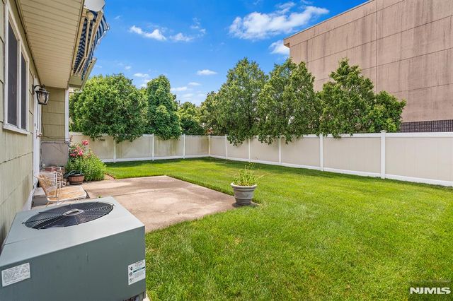 2 Violet Court, Bergenfield, NJ 07621