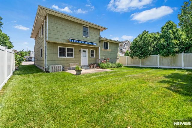 2 Violet Court, Bergenfield, NJ 07621