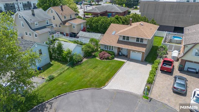 2 Violet Court, Bergenfield, NJ 07621