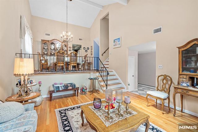 2 Violet Court, Bergenfield, NJ 07621