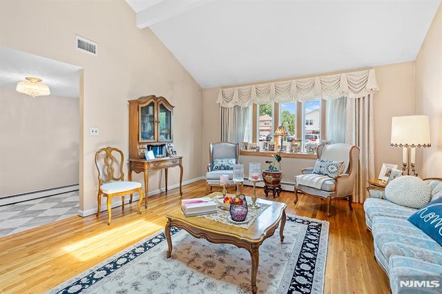 2 Violet Court, Bergenfield, NJ 07621