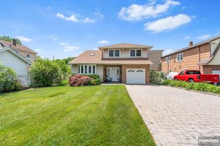 2 Violet Court, Bergenfield, NJ 07621