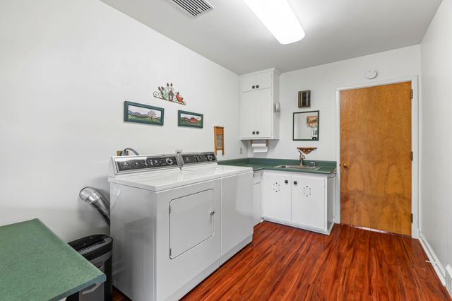 1121 Monroe Drive, Newton, IA 50208