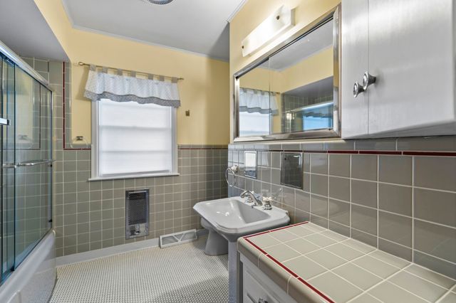 1121 Monroe Drive, Newton, IA 50208