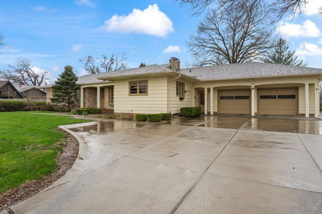 1121 Monroe Drive, Newton, IA 50208