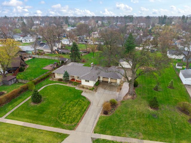 1121 Monroe Drive, Newton, IA 50208