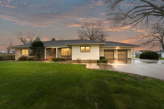 1121 Monroe Drive, Newton, IA 50208