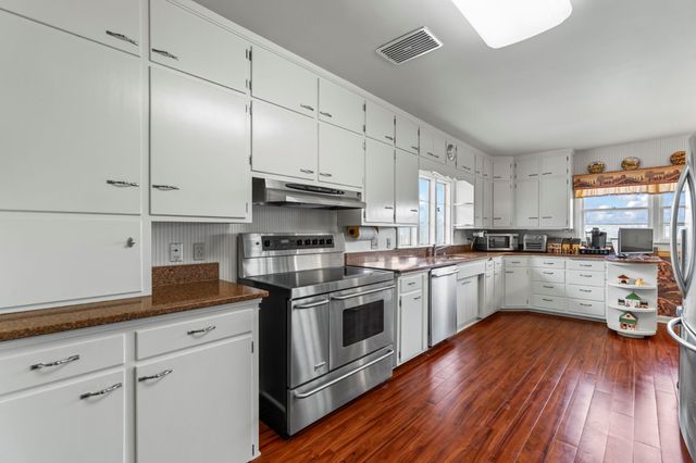 1121 Monroe Drive, Newton, IA 50208