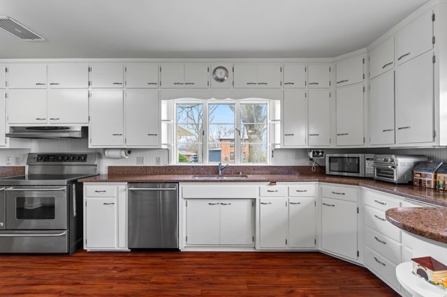 1121 Monroe Drive, Newton, IA 50208