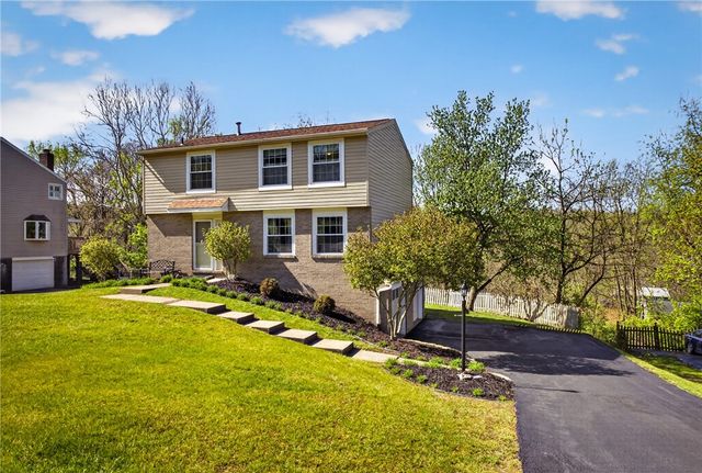 1774 Norsen Dr, Upper St Clair, PA 15243