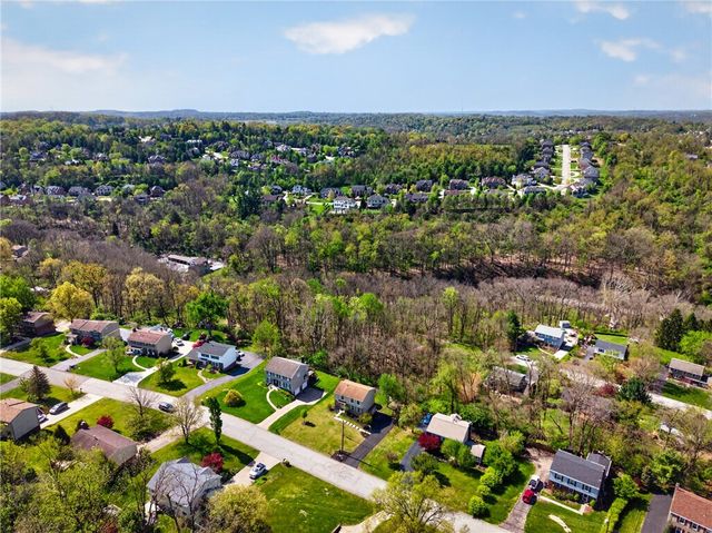 1774 Norsen Dr, Upper St Clair, PA 15243