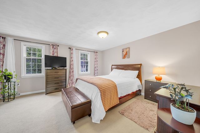 855 Wellman Ave 855, Chelmsford, MA 01863