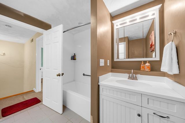 855 Wellman Ave 855, Chelmsford, MA 01863