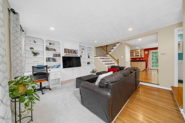 855 Wellman Ave 855, Chelmsford, MA 01863