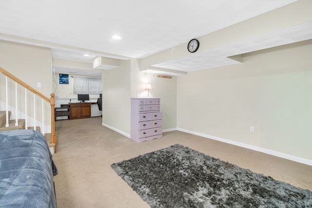855 Wellman Ave 855, Chelmsford, MA 01863