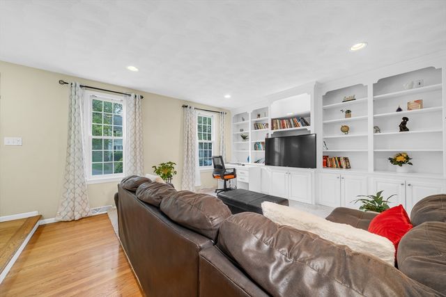 855 Wellman Ave 855, Chelmsford, MA 01863